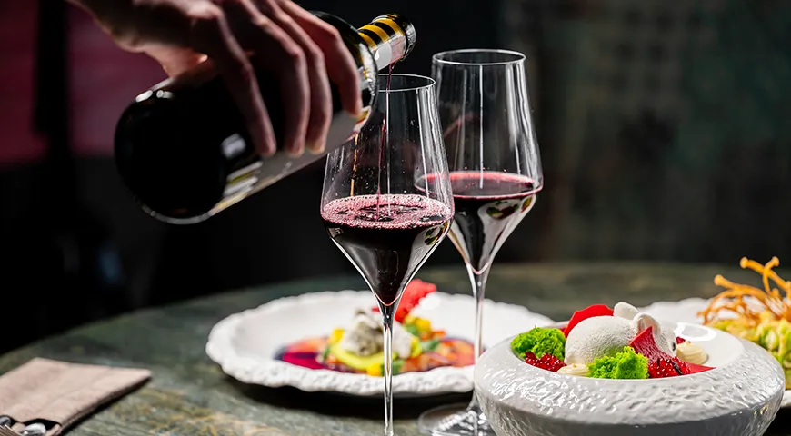 По ГОСТу кагор содержит не менее 16% алкоголя и 140–200 г/дм³ сахара