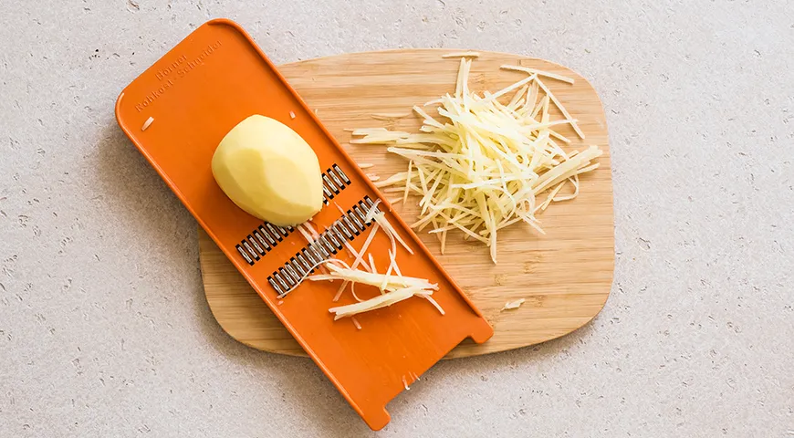 Чтобы получить красивую тонкую соломку, используйте терку для моркови по-корейски