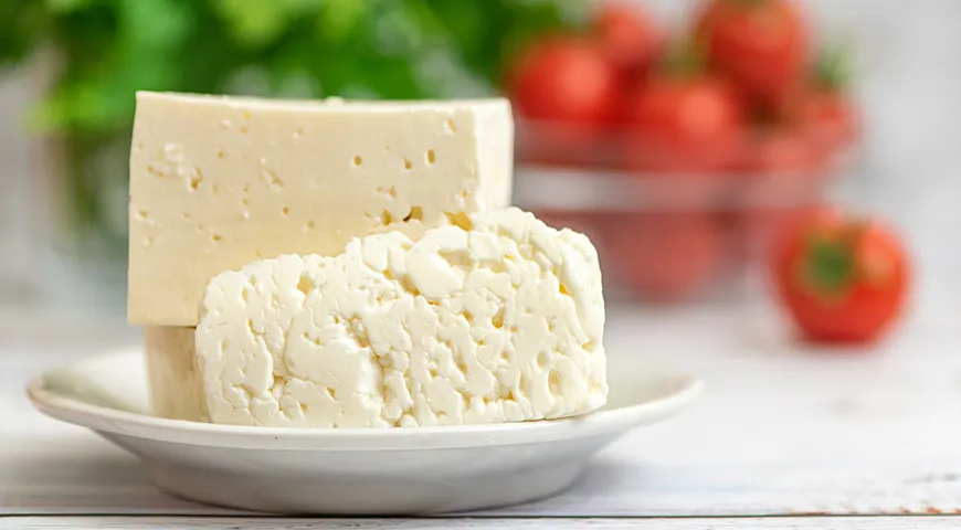 Брынза хороша со свежими овощами и пряной зеленью