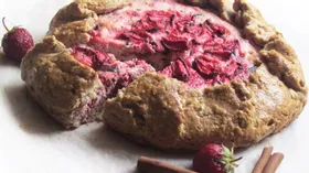 Пирог-ватрушка с шоколадом и ягодами