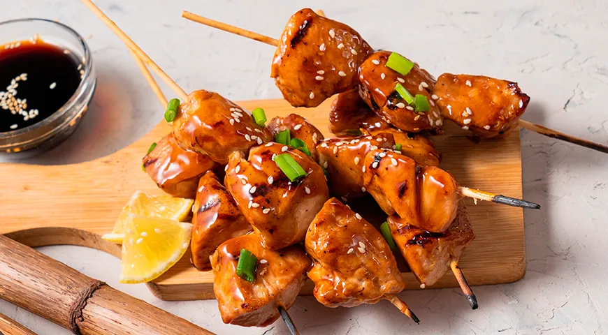 В Японии блюдо «якитори» — это кусочки жареного куриного филе на шпажках
