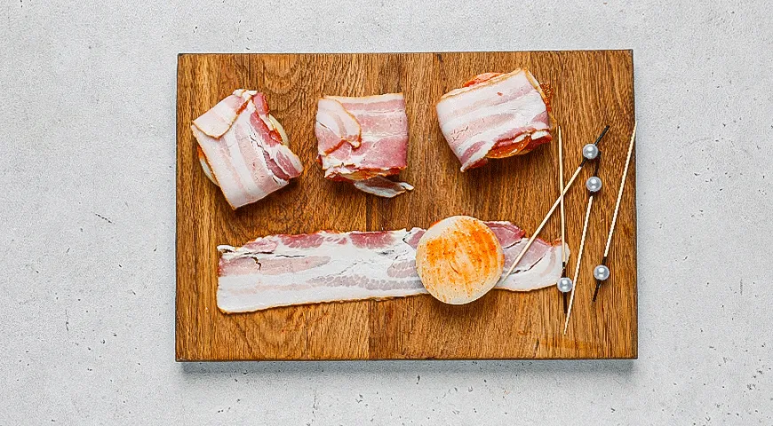 Острые луковые кольца в беконе