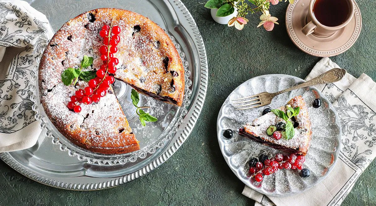 Пирог на кефире с ягодами, заливной - пошаговый рецепт с фото