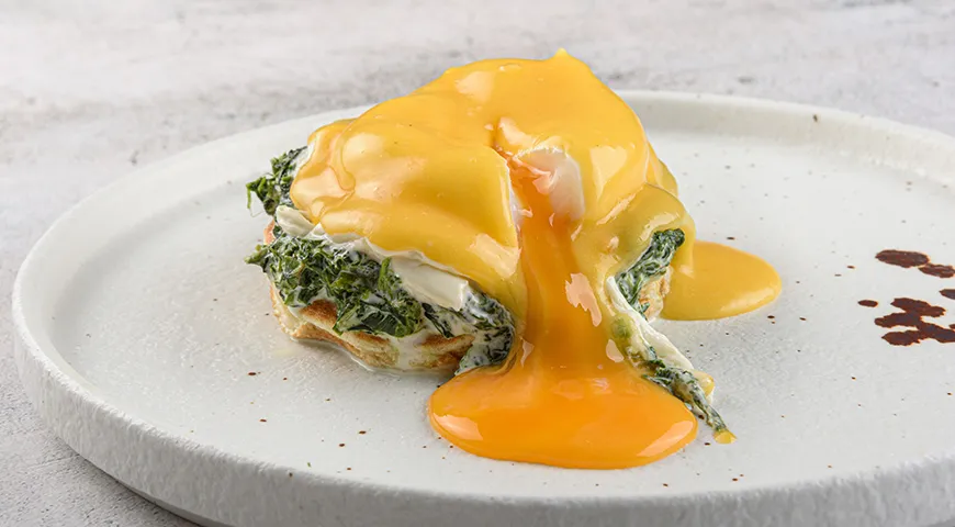 Бенедикт со шпинатом — полезный сбалансированный завтрак