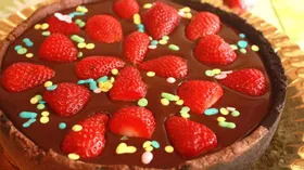 Шоколадный тарт с клубникой