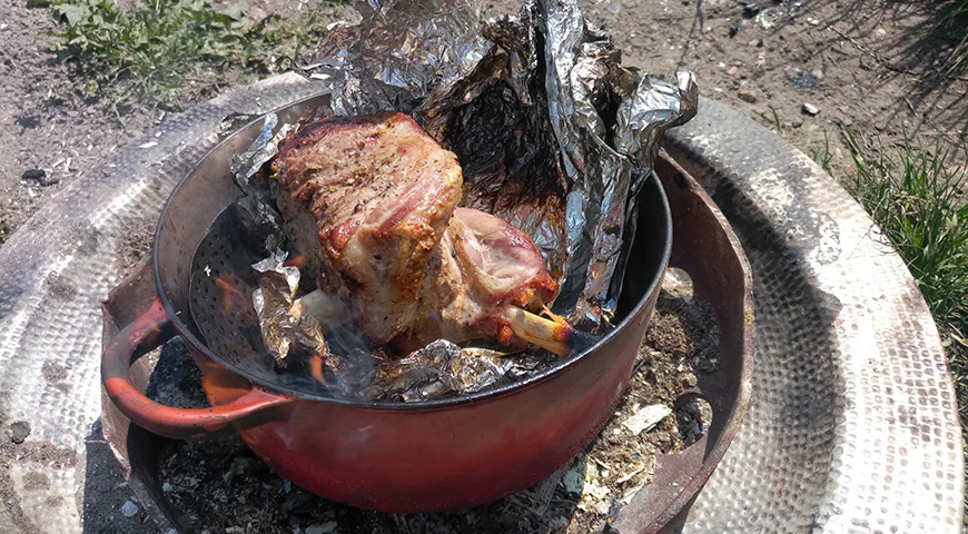 Запекание овощей, рыбы и мяса на углях