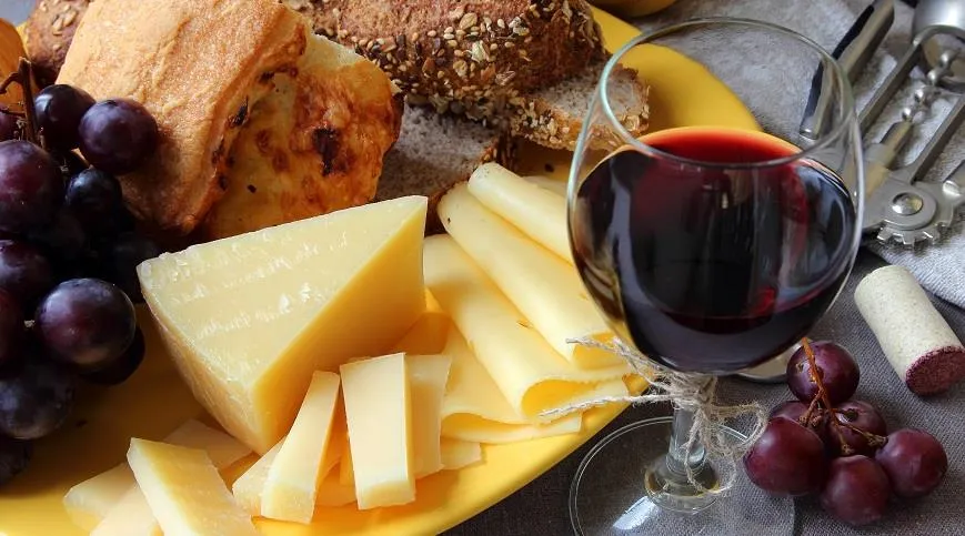 Сыр, виноград и выдержанное вино содержат янтарную кислоту
