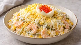 Салат с креветками, рисом и кукурузой