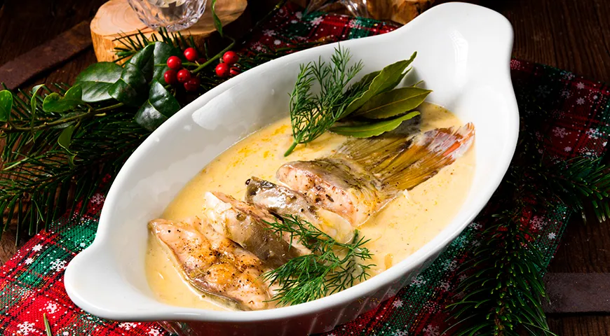 Зеркальный карп, запеченный в сливочном соусе с укропом и лимоном