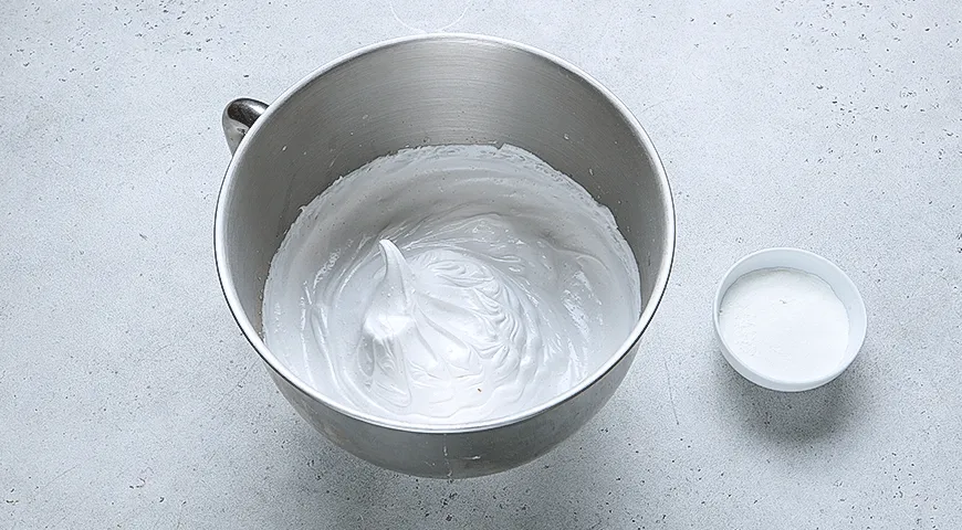 Меренговый рулет с фисташками и малиной