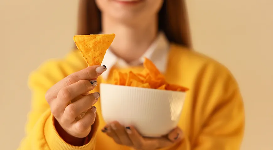 Качественные начос отличаются ровной треугольной формой, однородным цветом без подгоревших участков и шероховатой поверхностью без жирного блеска