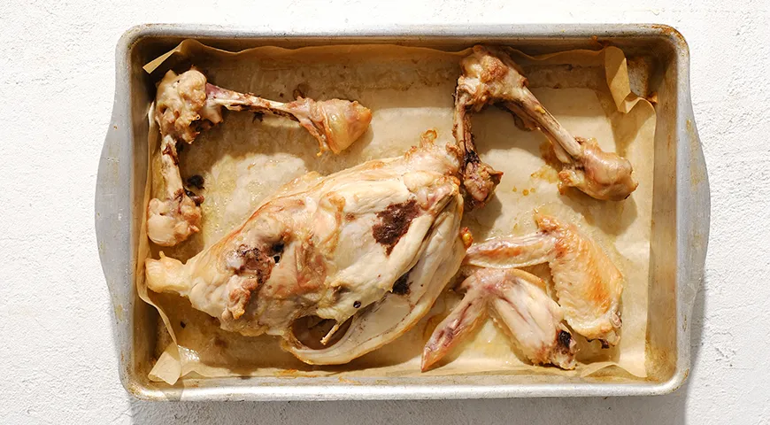Остов и грудка курицы после запекания