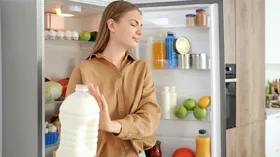 Стало известно, почему нельзя проверять свежесть молока «на запах»