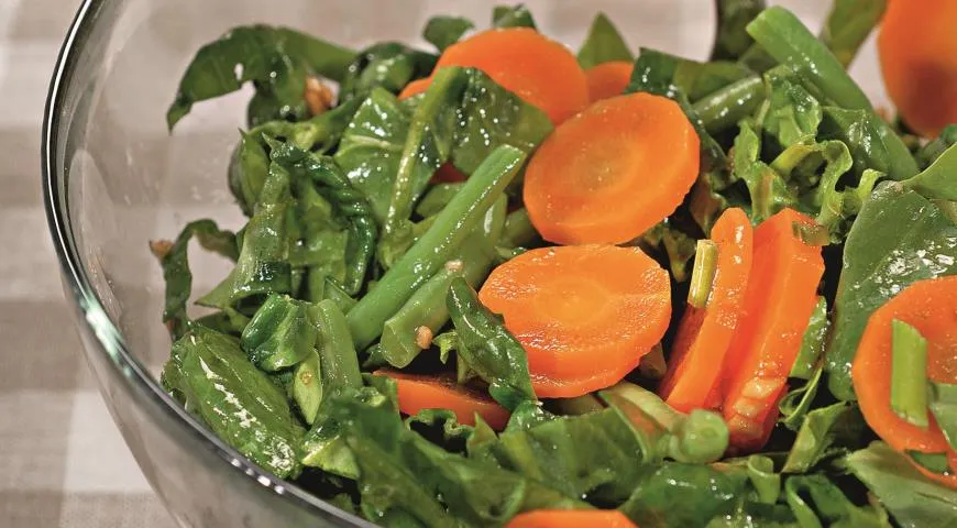 Салат из моркови и шпината