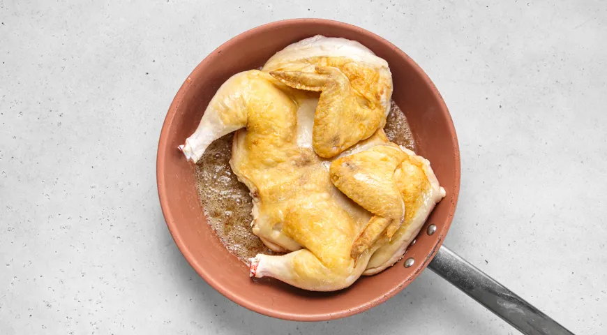 Жареная курица в молочно-чесночном соусе на сковороде