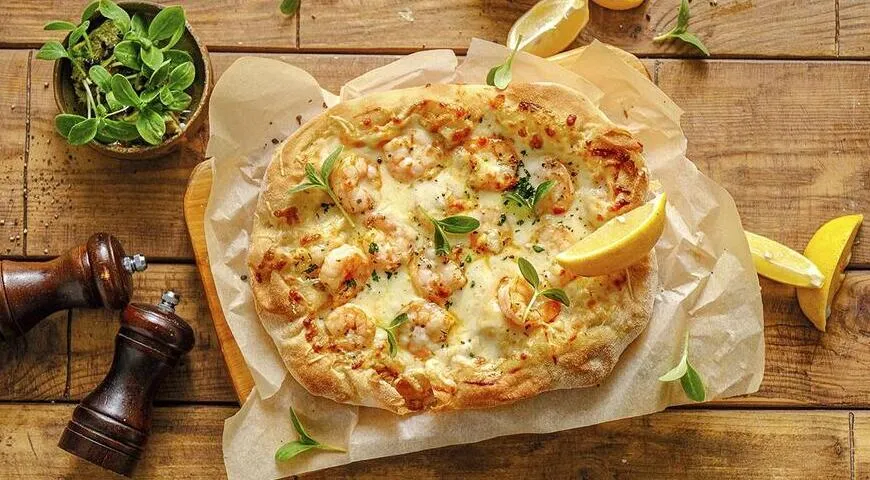 Ленивая пицца с креветками, сыром и чесноком