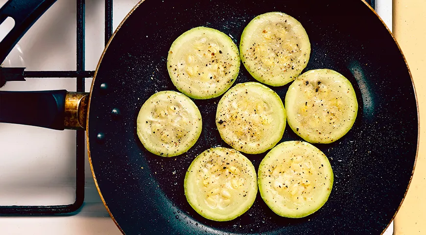 Кабачки для жарки лучше всего покупать с конца июня по сентябрь