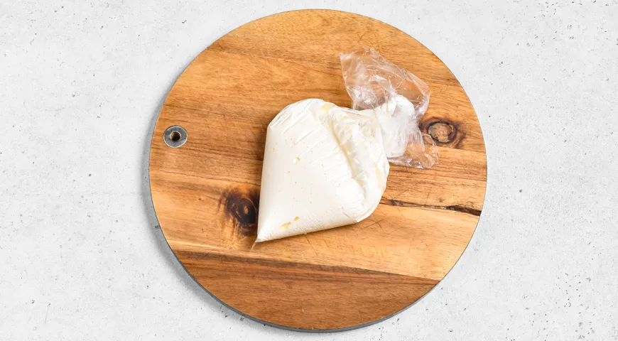 Слоеный салат с копченой курицей и арахисом