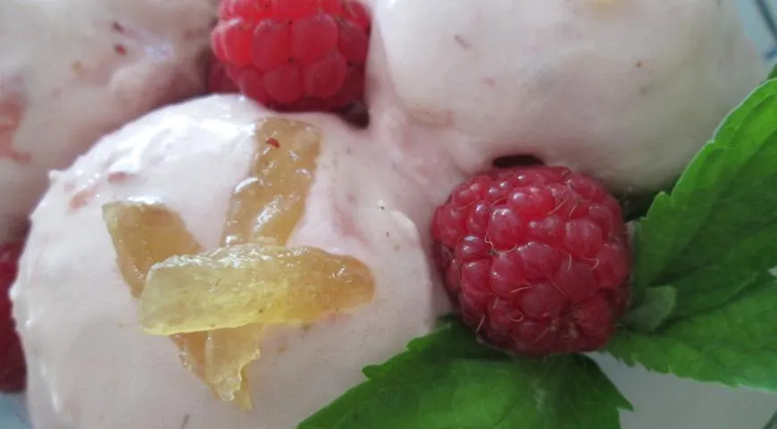 Готовим мороженое "Малина со сливками" с имбирными цукатами
