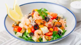 Теплый салат из морепродуктов с песто