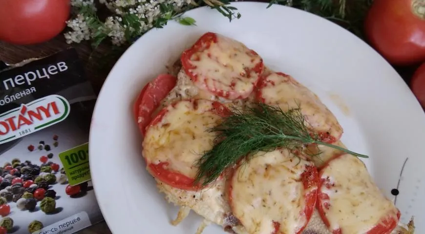 Запеченная камбала с помидорами и сыром