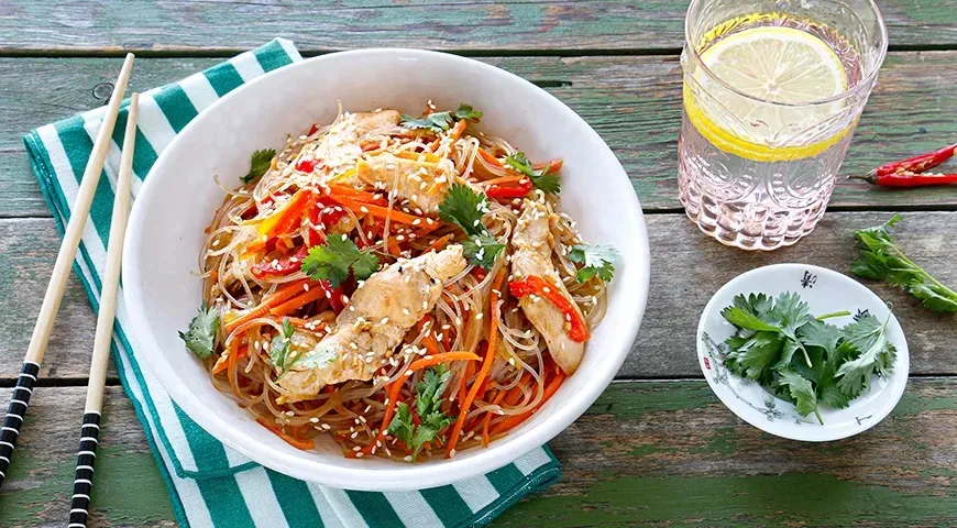 Фунчоза с курицей и овощами