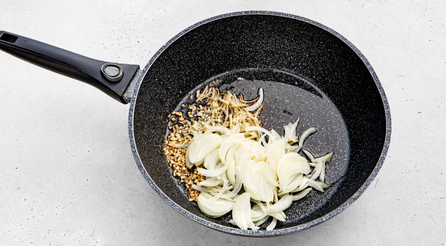 Куриные желудки в соевом соусе на сковороде