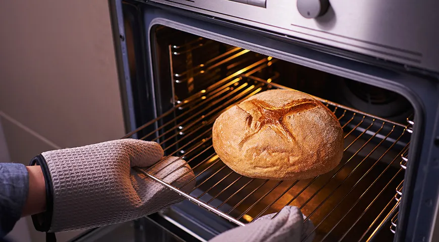 После выпекания в мультиварке готовый хлеб можно отправить на 5–7 минут в разогретую духовку, и тогда румяная корочка будет гарантирована