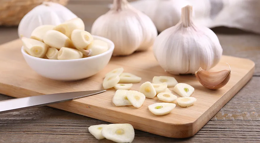 Измельченный чеснок рекомендуется употреблять сразу — иначе аллицин распадается