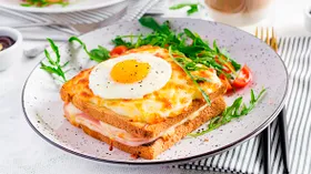 Горячие бутерброды с яйцами: 10 способов сделать завтрак вкуснее и разнообразнее