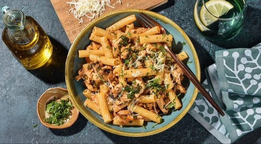 Макароны с куриной тушенкой и шампиньонами на сковороде