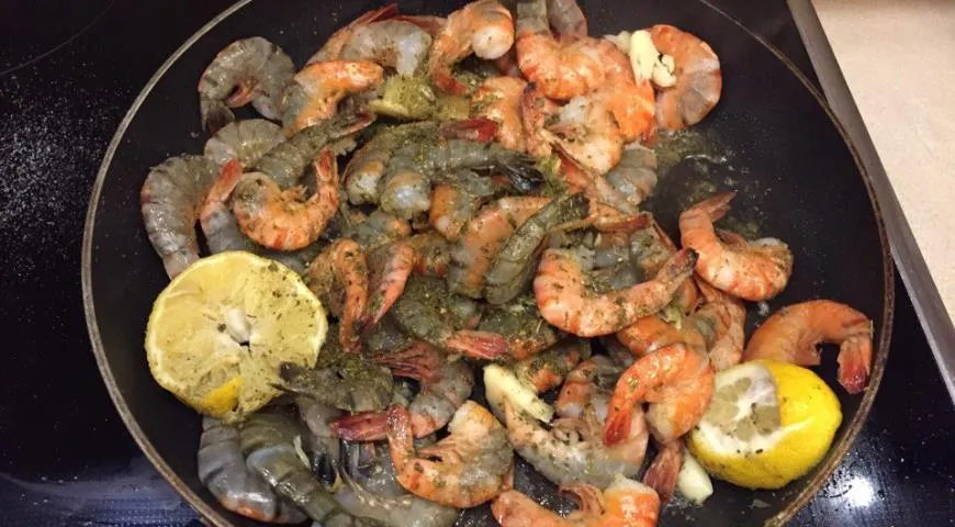 что можно приготовить из креветок. кежо с креветкой рецепт. креветки жареные на сковороде с соевым соусом. жареные креветки на сковороде с чесноком. креветки на сковороде.