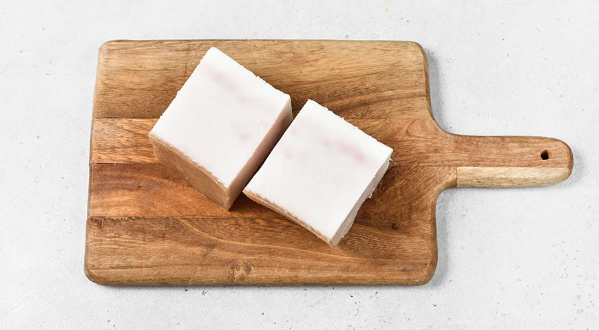 Отварное сало, засоленное в пакете