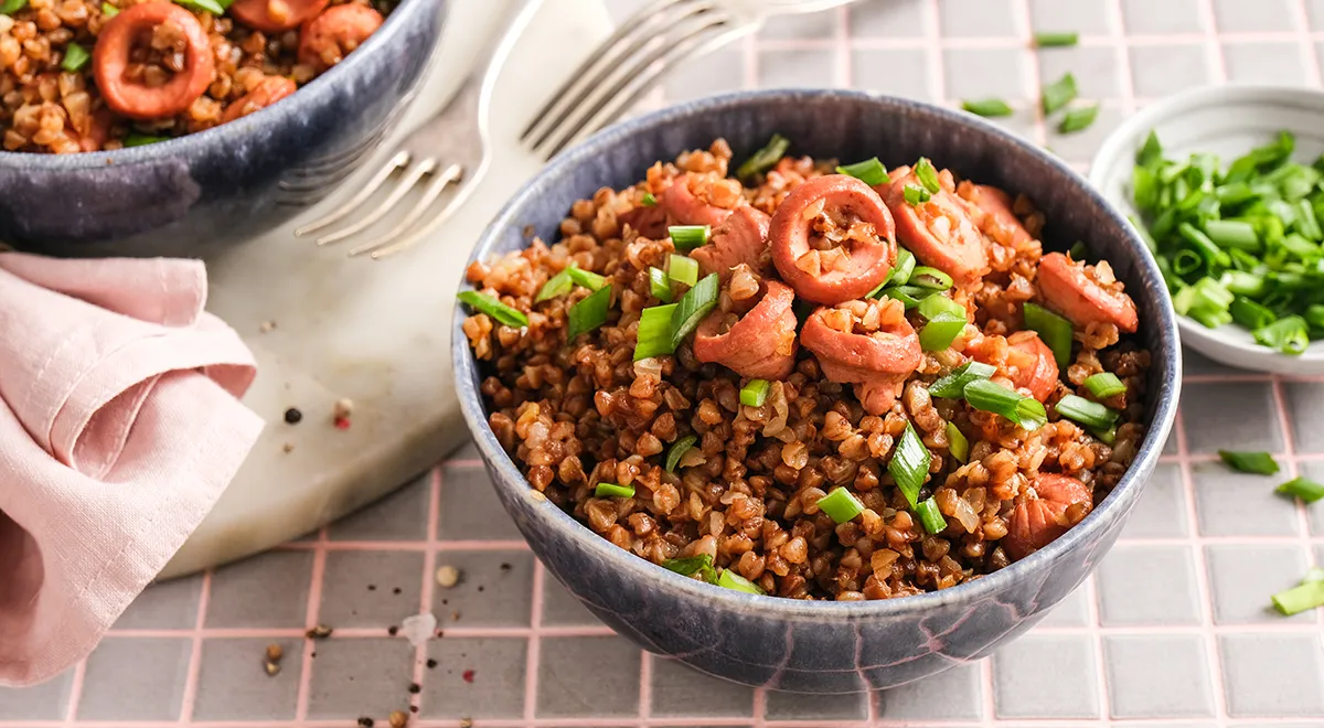 Гречка с сосисками на сковороде