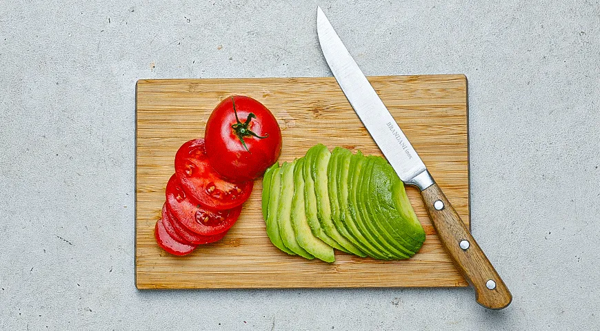 Чафли с авокадо, помидорами и базиликом