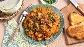 Тушеная капуста с рисом и тушенкой