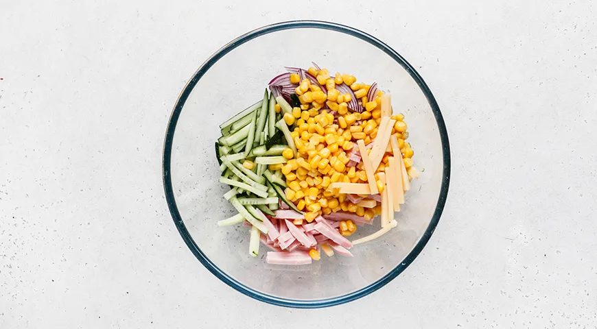 Салат с ветчиной, сыром и огурцом