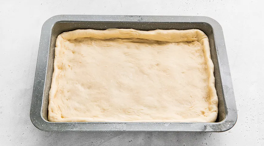 Пирог из дрожжевого теста с повидлом в духовке