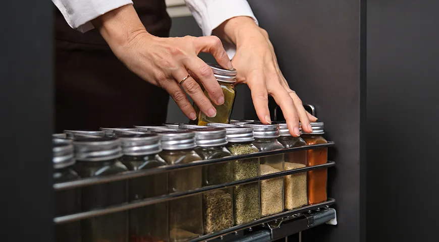 Храните специи в герметичных баночках, вдали от духового шкафа и солнца