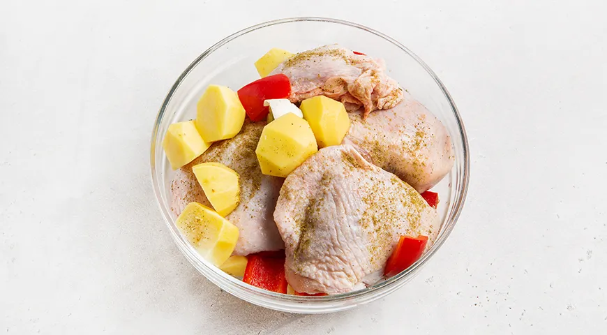 Куриные бедра с картошкой в духовке в рукаве