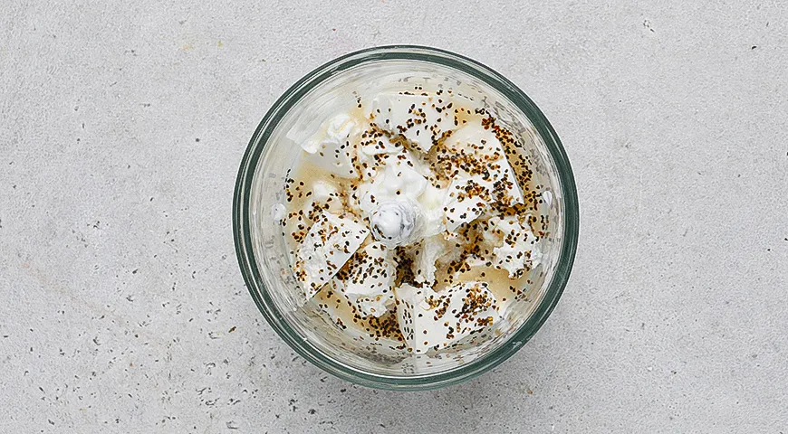 Зеленый салат с фрикадельками и брынзой