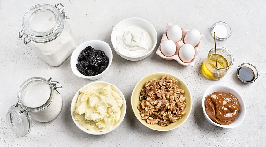 Медовик с черносливом и грецкими орехами