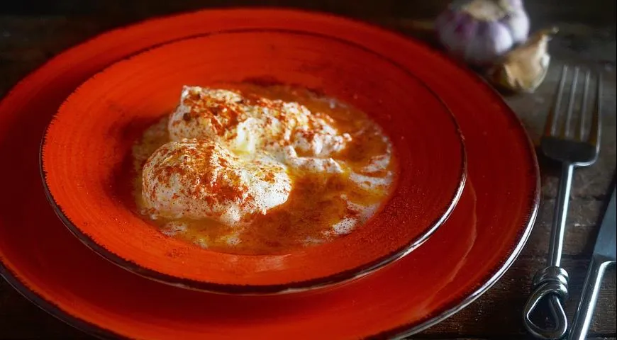 Пошаговый рецепт турецкой яичницы с йогуртом "Чылбыр"
