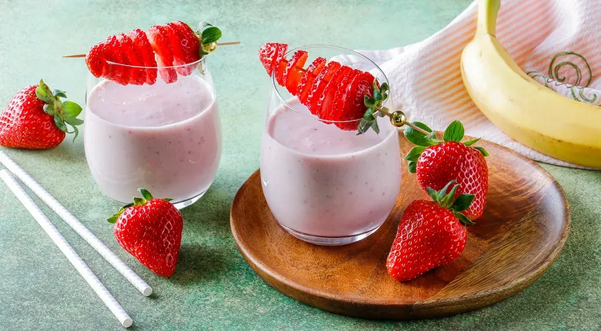 Молочный коктейль с клубникой, бананом и мороженым