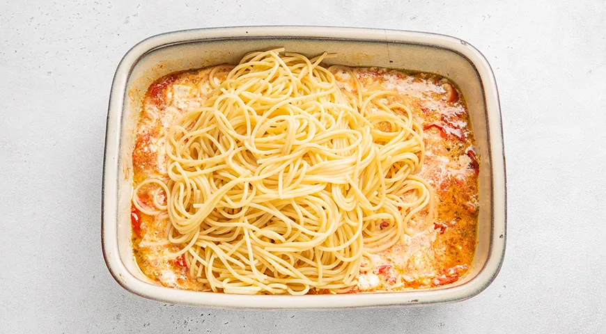 Спагетти с фетой и помидорами черри