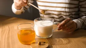 Правда ли, что молоко с мёдом улучшает ночной сон