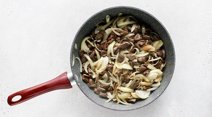 Куриные сердечки с грибами в сметане