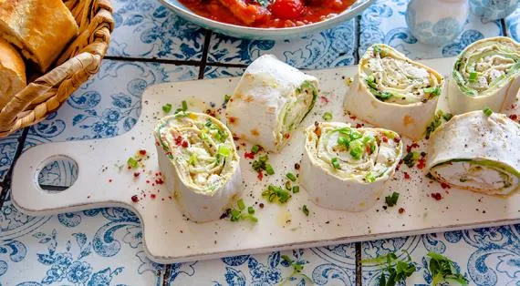 Рулетики с кабачками, брынзой и хумусом, рецепт