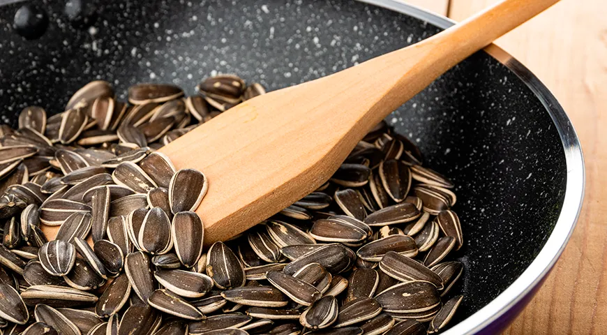 Идеально прожаренные семечки получаются на сухой сковороде при постоянном помешивании