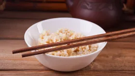 Голодный император: кто придумал китайские палочки для еды и как ими правильно пользоваться